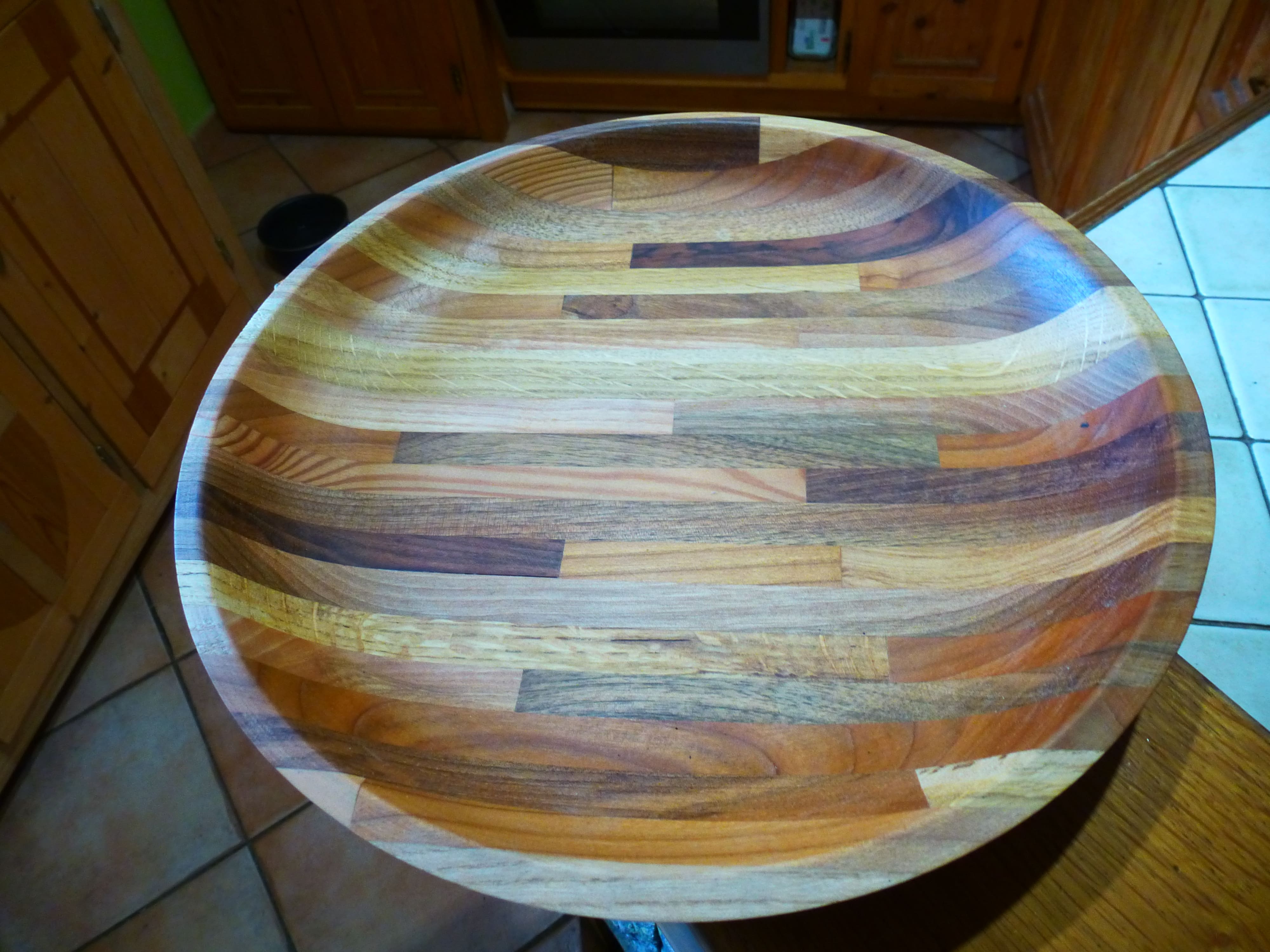 Assiette creuse à plusieurs essences de bois