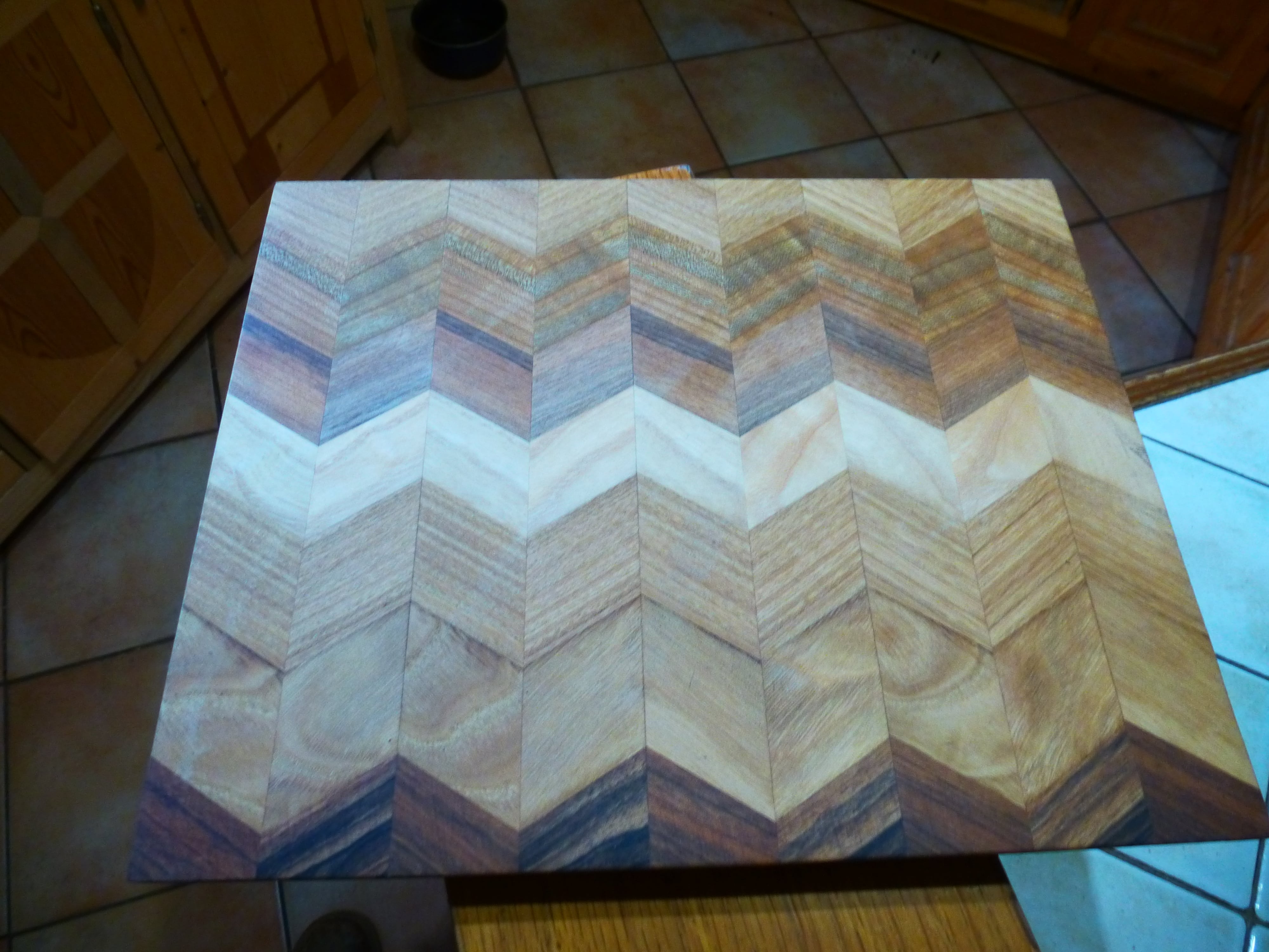 Assiette carrée avec essences multiples